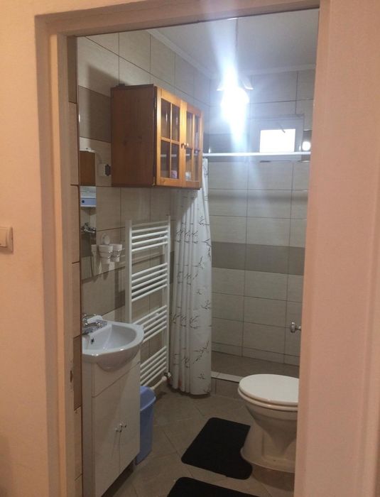 De închiriat apartament la casă, două camere, hol, spatiu ptr gătit, baie, ideal ptr activitate de birou, sau locuință. Alba Iulia-Centru, zona ANAF