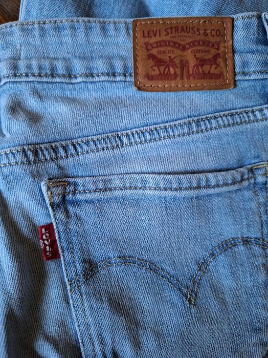 Джинсы женские Levis.