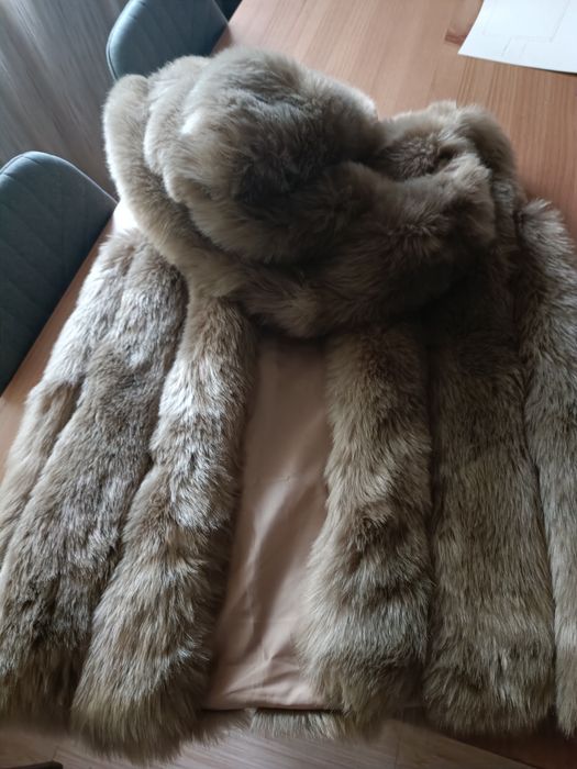 Vesta blana artificiala