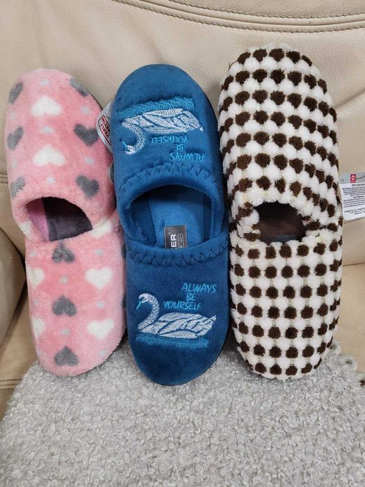 Нови три чифта чехли 36 номер за 20лв.