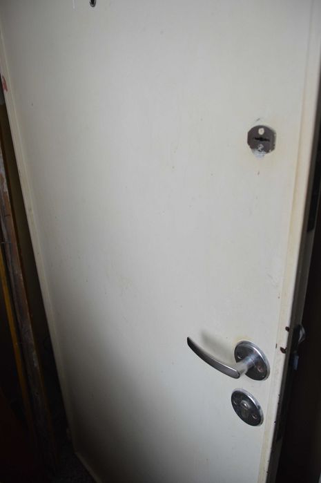 Продавам входна метална врата