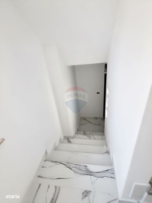 Apartament cu 5 camere de vânzare în zona Precista