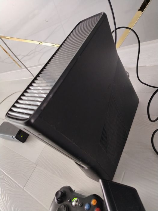 Xbox 360 + 2 Pult + Kinect (To‘liq Ishlaydi)
Holati yaxshi, hammasi is