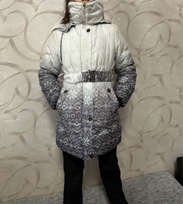 Продам куртку теплую на девочку 8-10 лет.