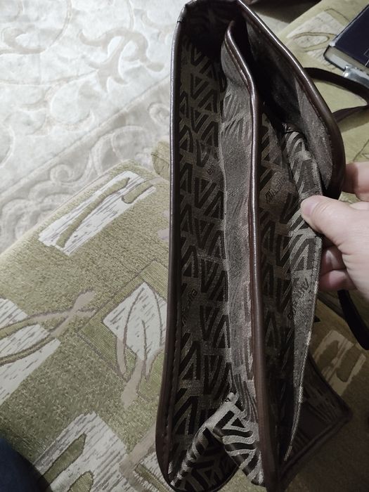 Vand servieta italiana, textil rezistent, noua, fara urme de uzura.ur