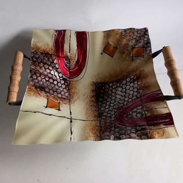 Чиния с поставка