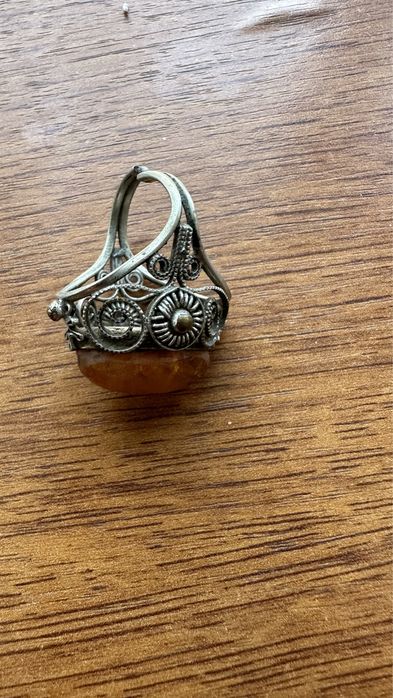 Серебреное кольцо с янтарем