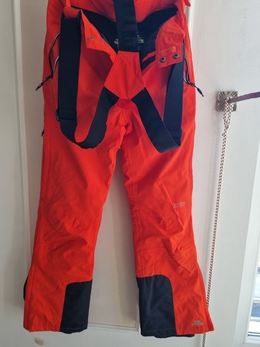 Vând  costume profesionale  pentru  ski