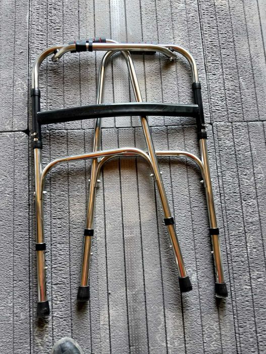 Cadru de mers pliabil, ajustabil pe inaltime