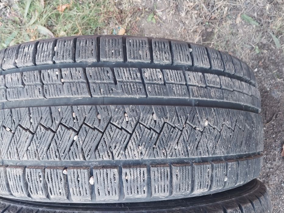 4 шины Triangle 245 45 R19. Один отличается рисунком.