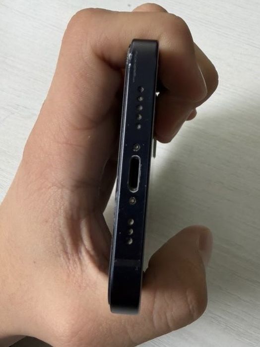 iPhone 12 черного цвета