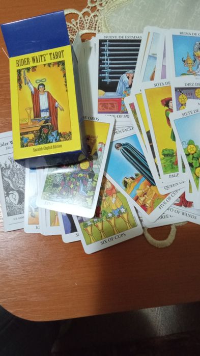 De vânzare cărți de tarot