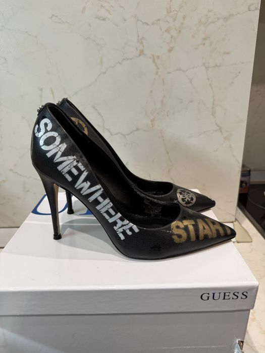 Обувки на ток Guess