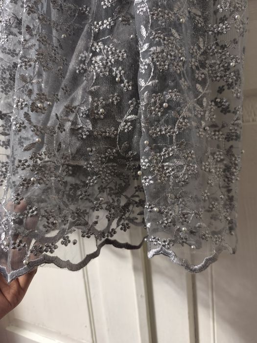 Oqshom koʻylagi 1 martta toʻyimda kiyganman judayam sifatli tikilgan