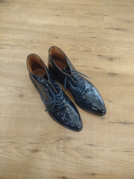 Botine lăcuite cu șiret, Clasicor