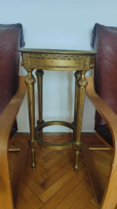 Masuta eleganta, piesa unicat din Orientul Mijlociu