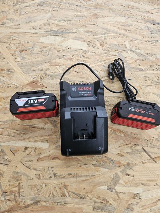 Bosch Set 2 acumulatori 18v + incarcator