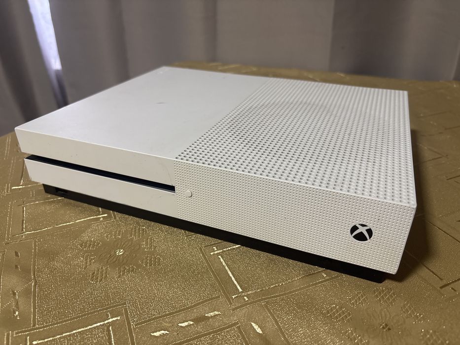 Xbox One S citiți descrierea