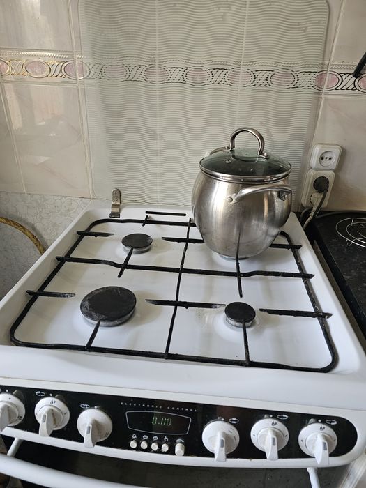 Продам газовую плиту