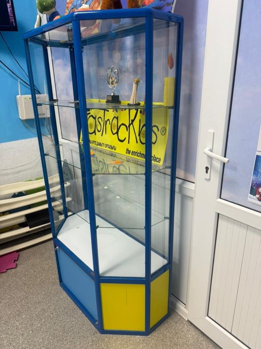 Витрина с полками