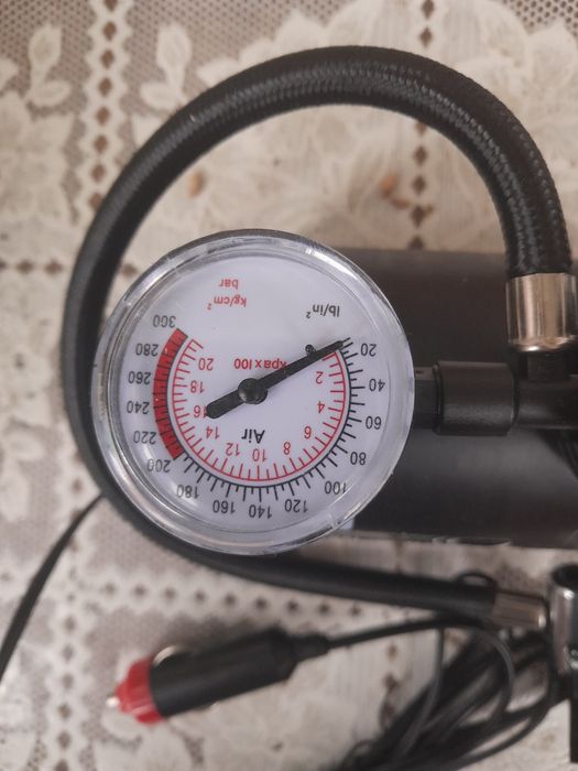 Vând compresor auto 12v alimentare la bricheta de la mașină 60 lei