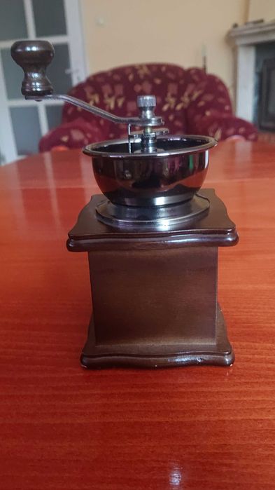 Нова ръчна мелничка за мелене на кафе, подправки.