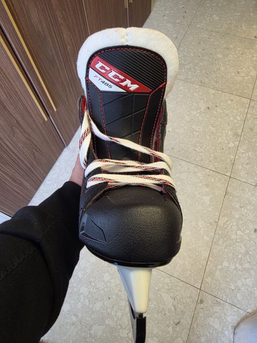 Продам хоккейные коньки CCM