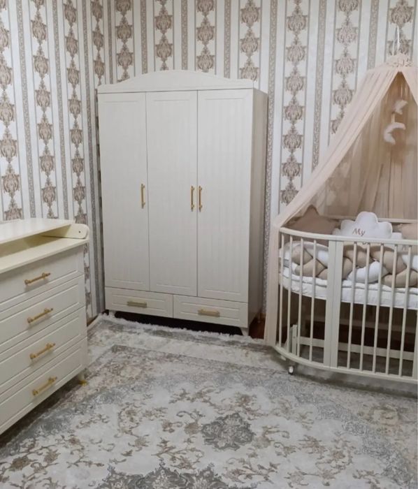 Детсая кровать и шкаф и камод