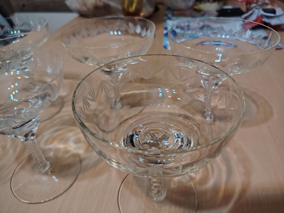 Pahare de cristal pentru șampanie.