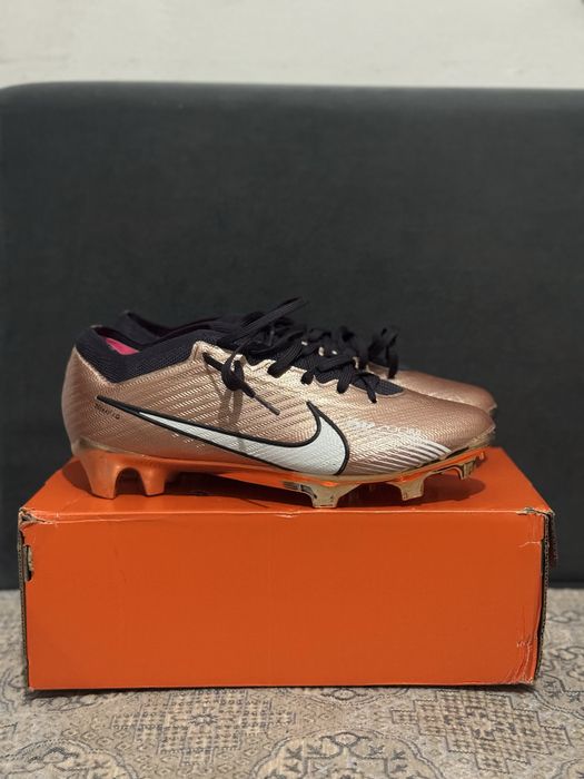 Продаются разных видов бутсы.