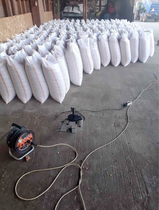 Vând porumb uscat gata pus in saci ofer si transport la domiciliu