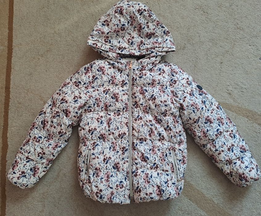 Много разных курток , комбинезоны.