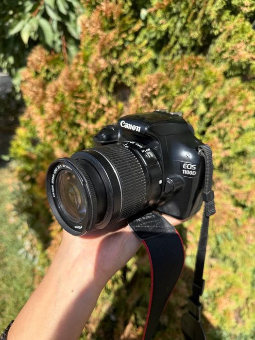 Зеркальный фотоаппарат Canon