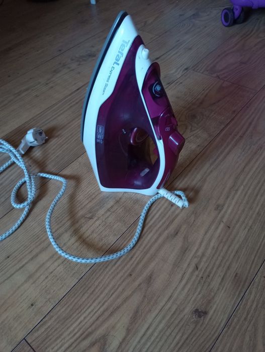 Vând 2 troler dimensiuni L..o placa par ,o perie rotativa ,un fier de calcat