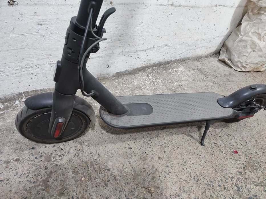 Продам Самокат Xiaomi Mi Electric Scooter Essential