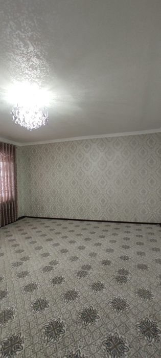 Карши ш марказида  квартира  сотилади зур жойда