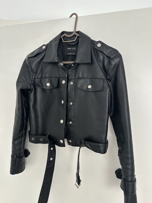 Дамско късо черно кожено яке