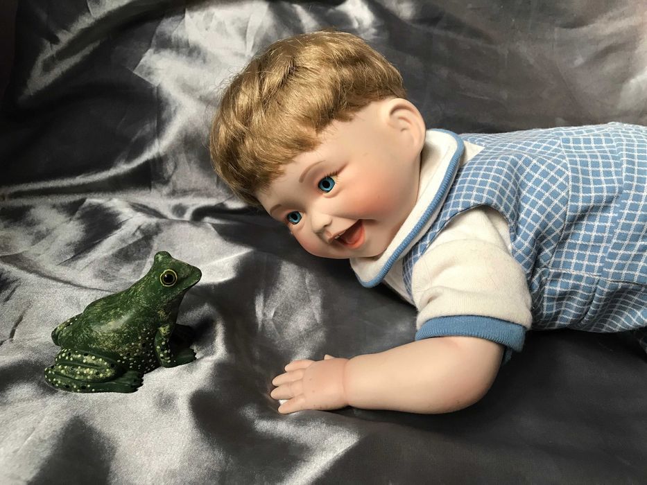 композиционная игрушка кукла мальчик с лягушкой