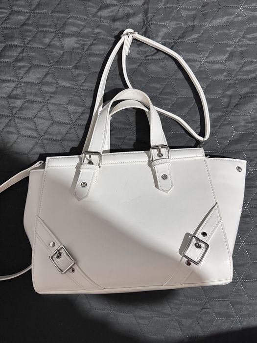 Bershka, The North Face, Columbia, Guess, Mick-Gwend, Zara- дамски чанти