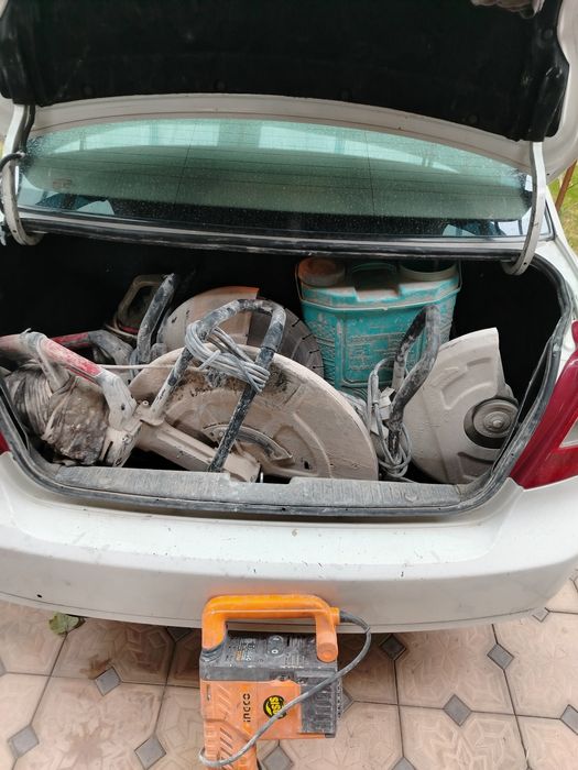 Алмазная резка по бетону и так же алмазная бурения и отбойные-молотки