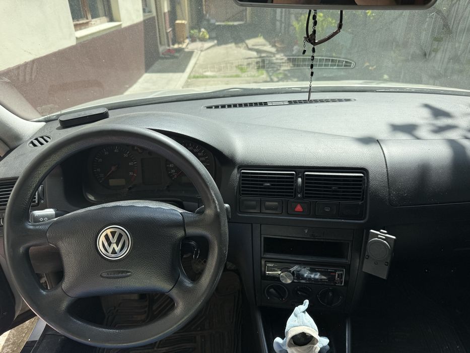 Volkswagen Golf IV - 1.6 Benzină