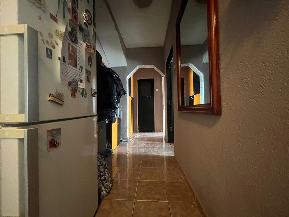 Vând apartament în Arad zona confectii 4 camere 2 băi hol mare 2 balcoane și bucatarie recent reabilitat 123mp centrala etaj 4 din 4