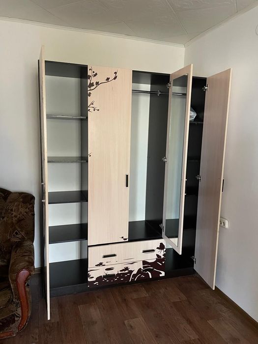 Продается шкаф платьевой саккура