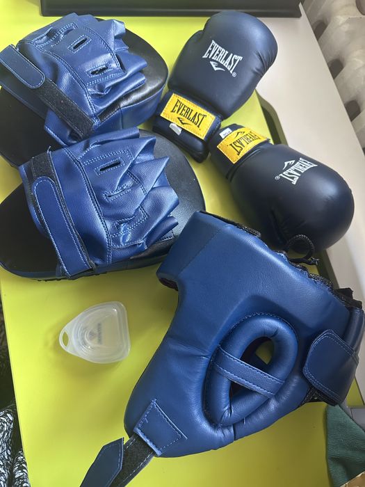 Продам боксерскии шлем, перчатки, лапы.