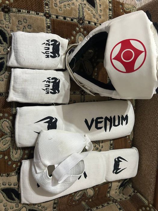 Продам шлем и наколенники