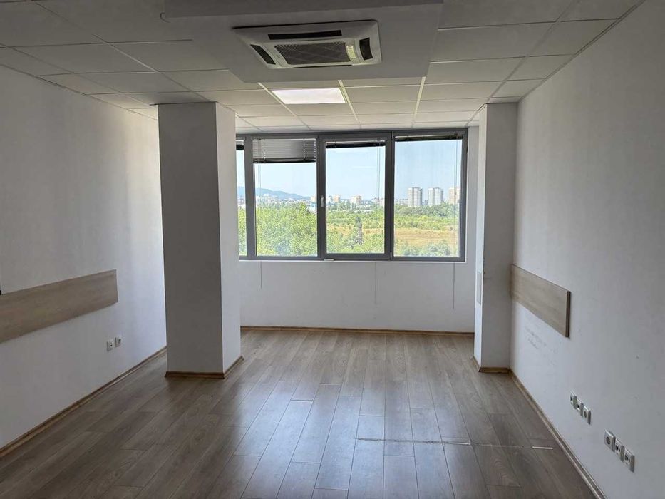 Офиси под наем на 500 метра от Метростанция