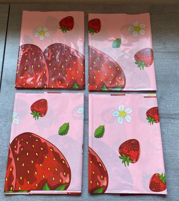 Set 4 fețe de masă cu model căpșuni, 220 x 130 cm