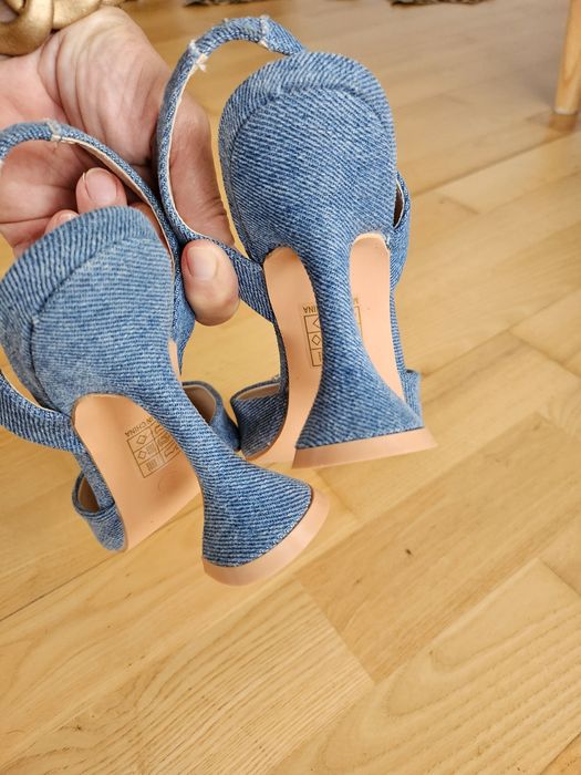 Sandale denim cu ornament din strassuri