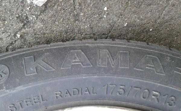 Продам 1 шину б\у " КАМА - 217 " размер 175\70\13 . Без пары !