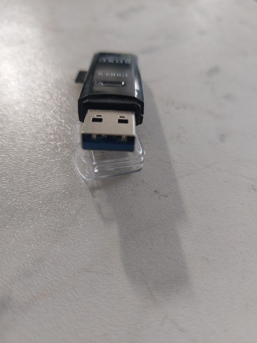 Продавам карт рийдър за SDXC и microSDXC